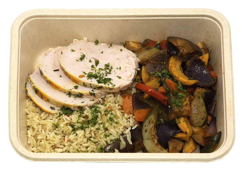 Kalkoenlapje met rijst en mediteraanse groenten.