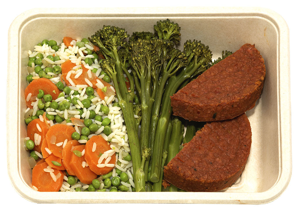 Veggie-burger met rijst, bami, erwtjes en wortelen