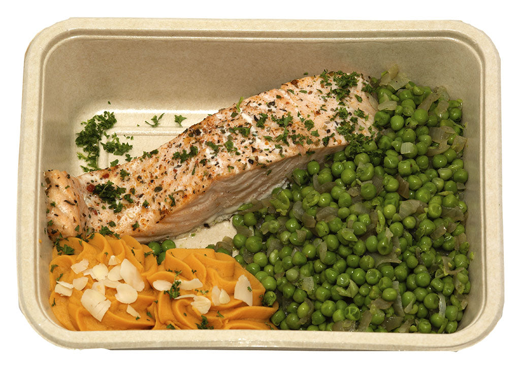 Zalm met zoete aardappelpuree en erwtjes