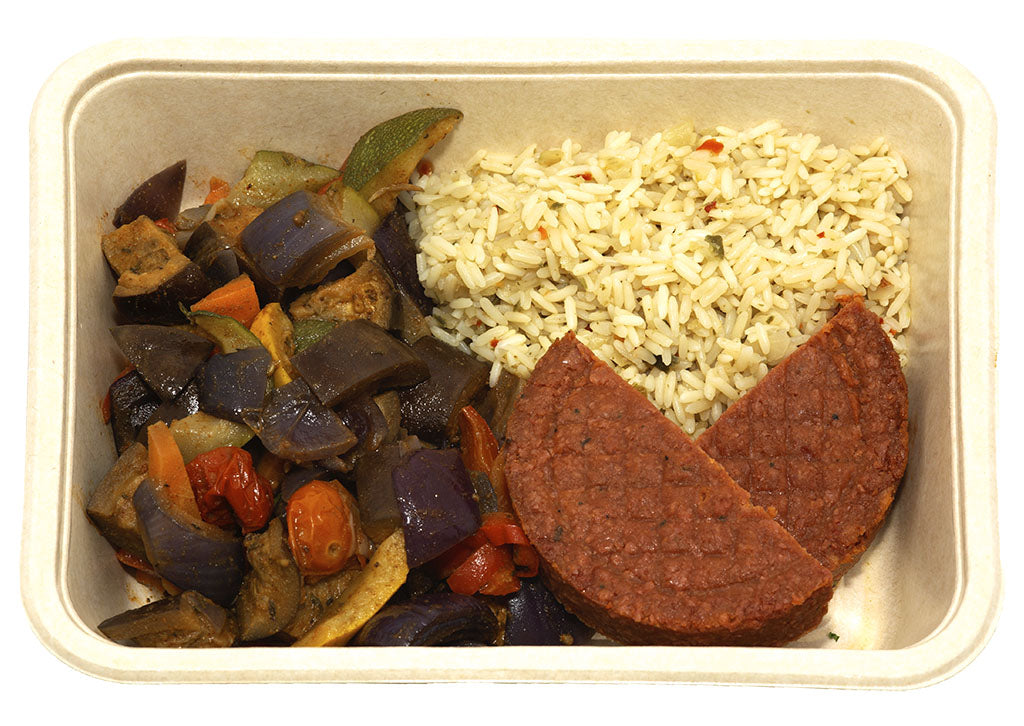 Veggie-burger met rijst en mediteraanse groenten