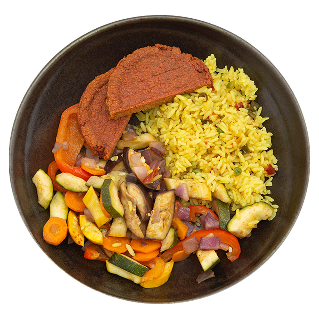 Veggie-burger met rijst en mediteraanse groenten