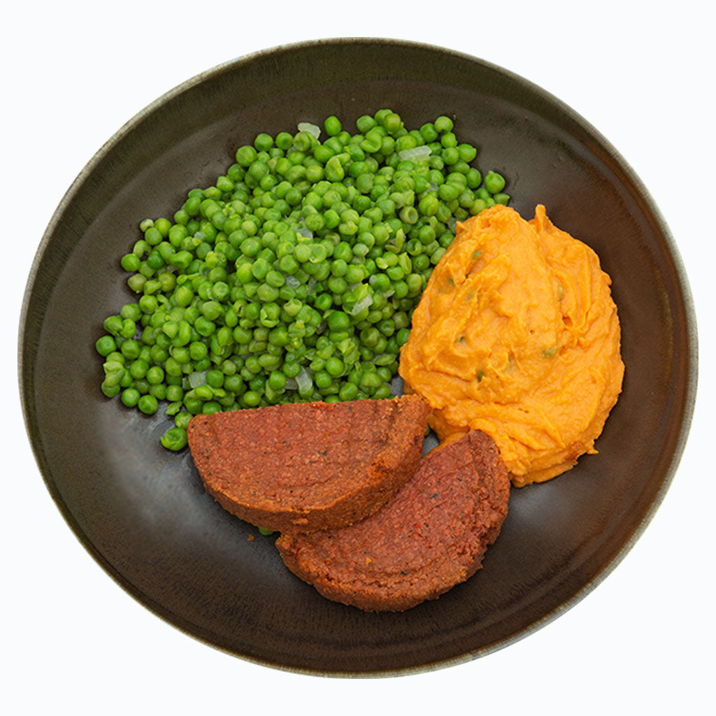 Veggie-burger met zoete aardappelpuree en erwtjes