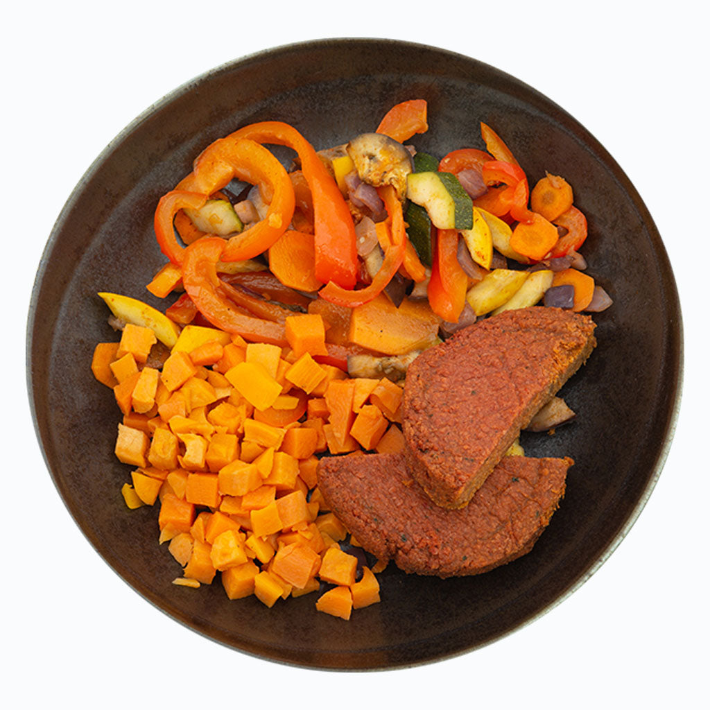 Veggie-burger met zoete aardappel en mediteraanse ratatouille