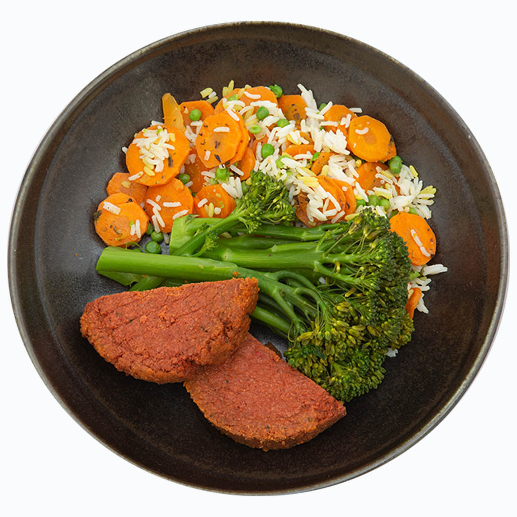 Veggie-burger met rijst, bami, erwtjes en wortelen