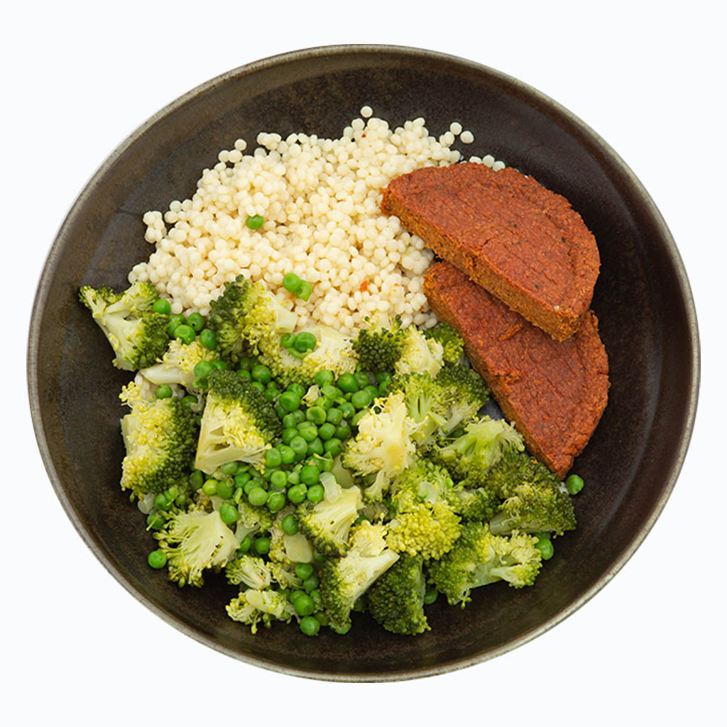 Veggie-burger met parelcouscous, broccoli en erwtjes