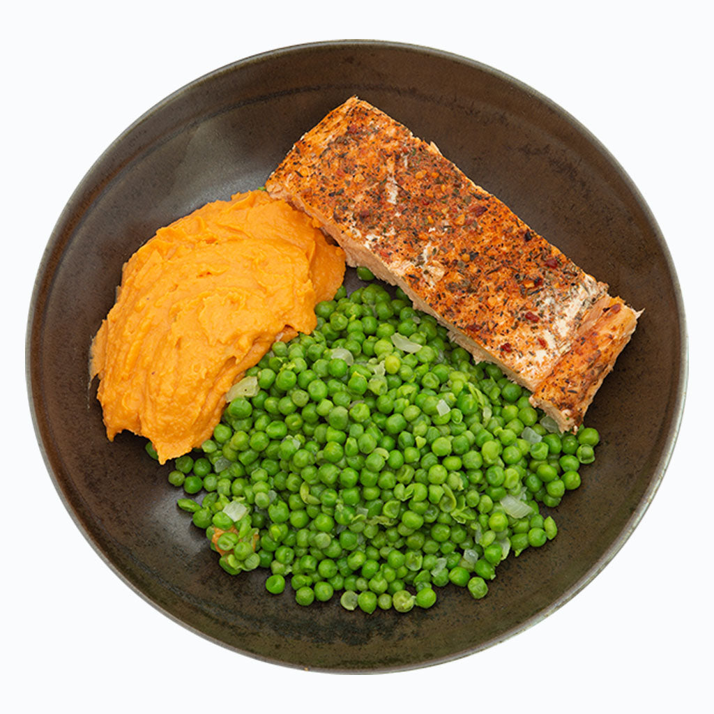 Zalm met zoete aardappelpuree en erwtjes